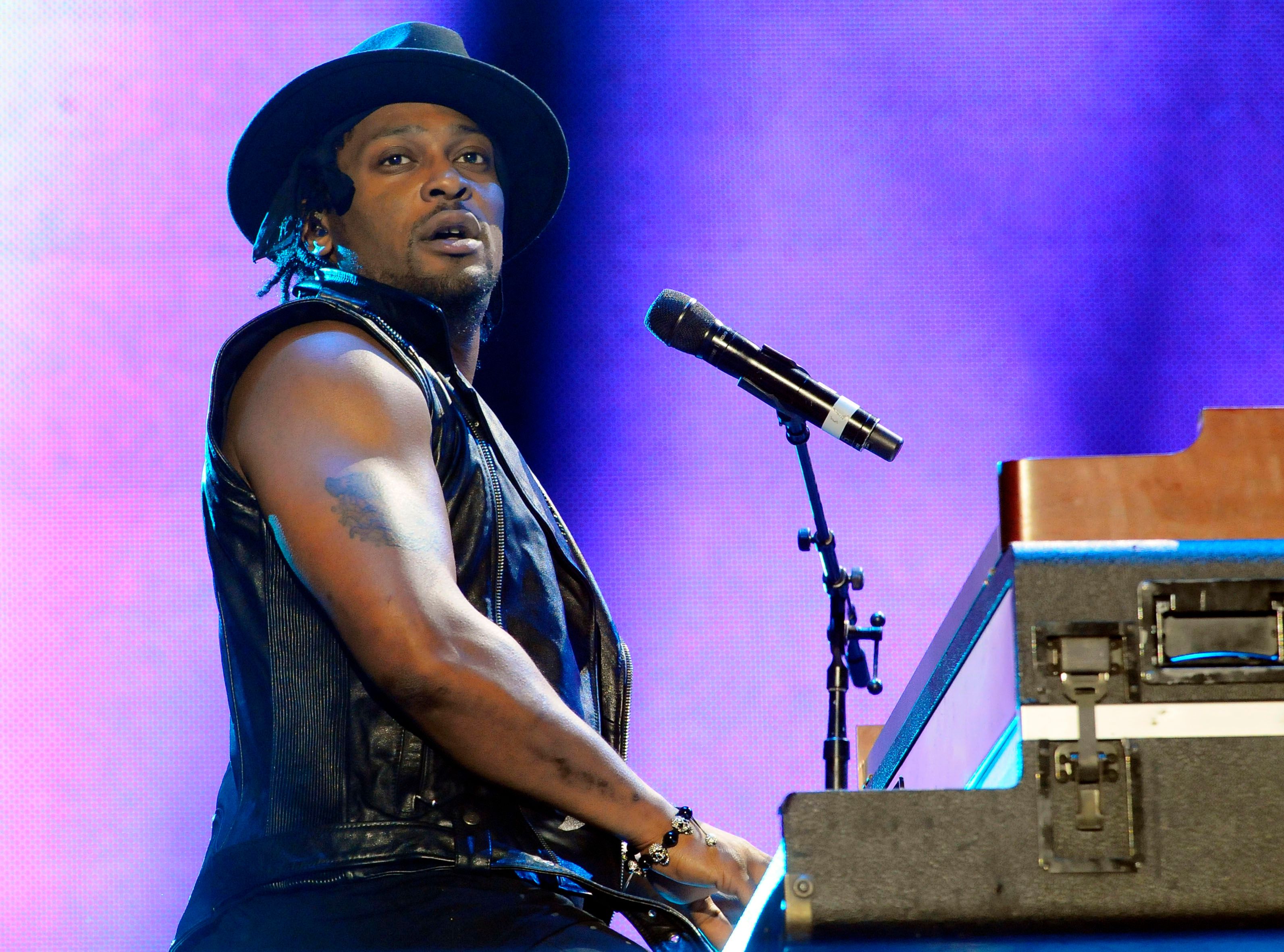 D'Angelo, Grammy-winning R&B singer who became an icon with