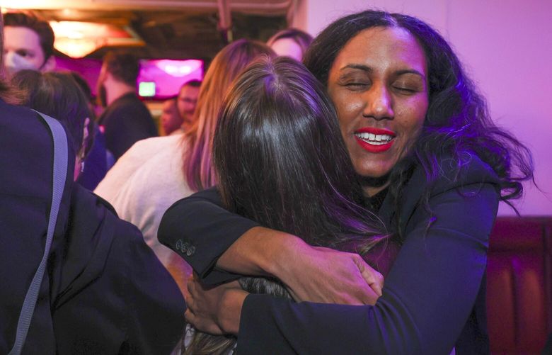 Dionne Foster, candidata al puesto 9 del Concejo Municipal de Seattle, abraza a un partidario durante una fiesta del día de las elecciones en Black and Tan Hall en Seattle el martes 4 de noviembre de 2025. 231562