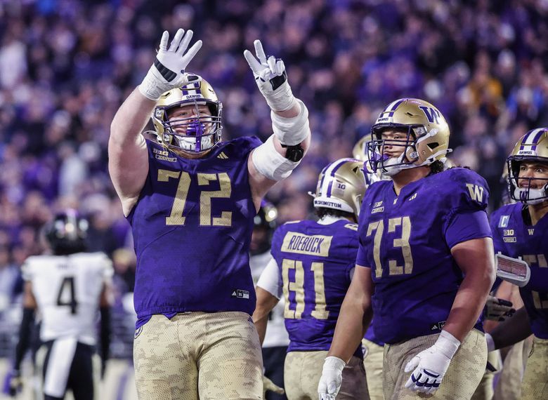 Washington offensive lineman John Mills shows how many the Huskies scored in the second quarter against Purdue on Sunday. (Dean Rutz / The Seattle Times)