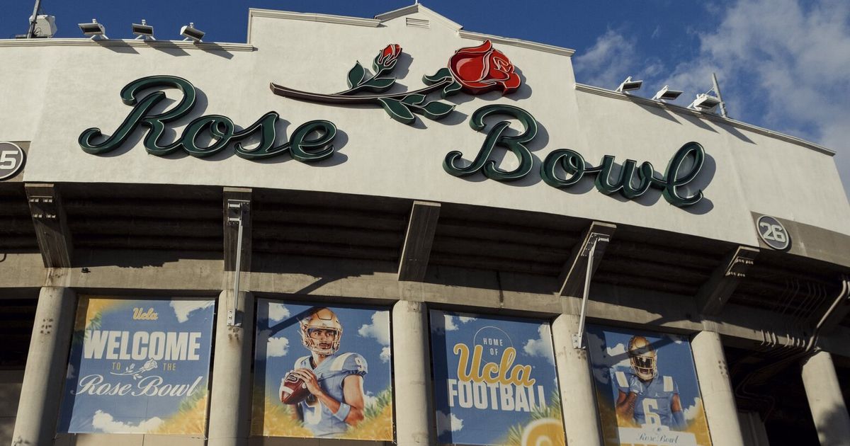 Amid uncertainty, Husky fans savoring visit to Rose Bowl Stadium