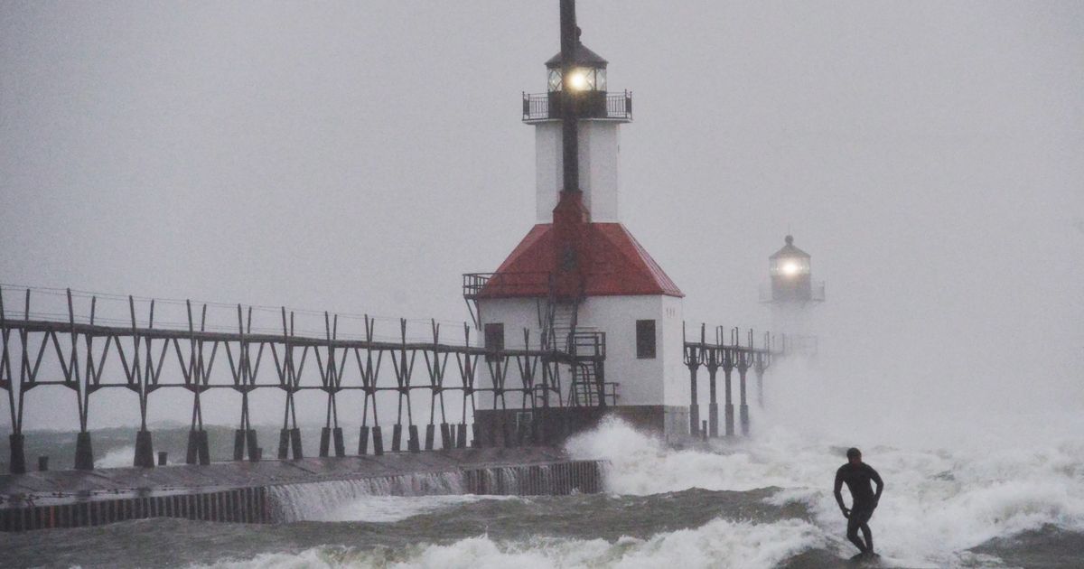 Lake effect snow piles up in Great Lakes region, impacting Thanksgiving ...