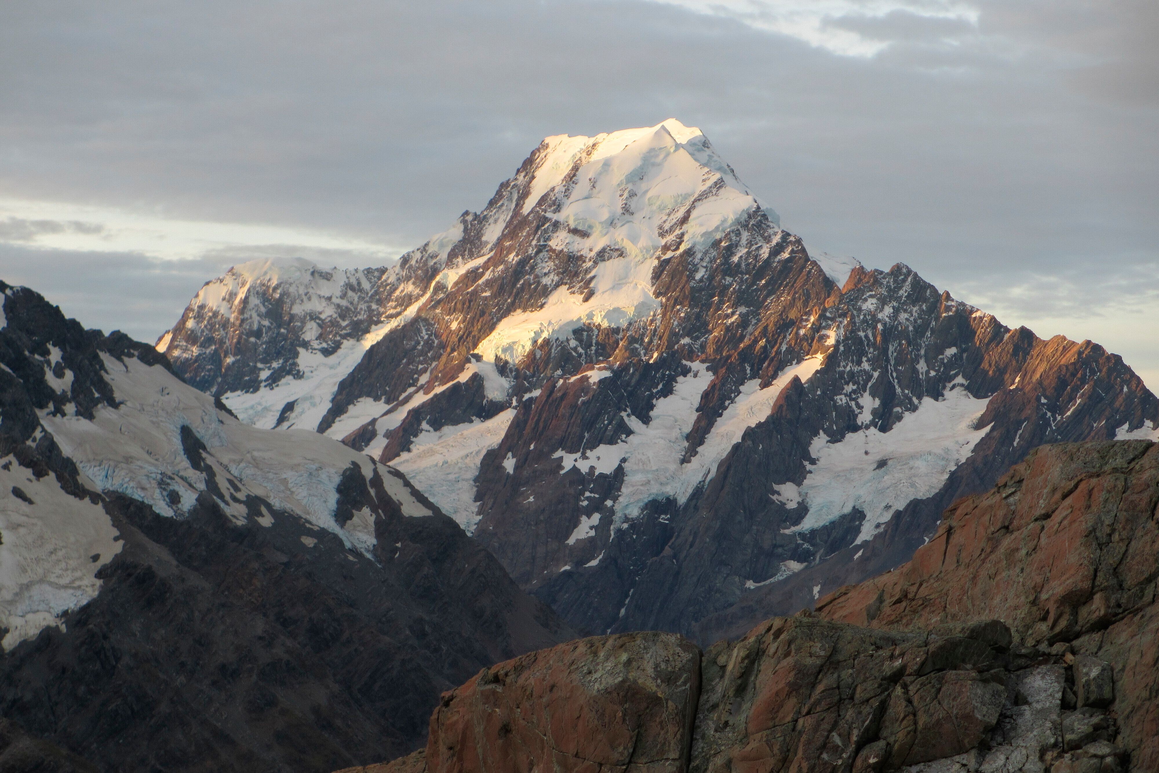 2 climbers die and 2 more rescued on New Zealand's highest peak