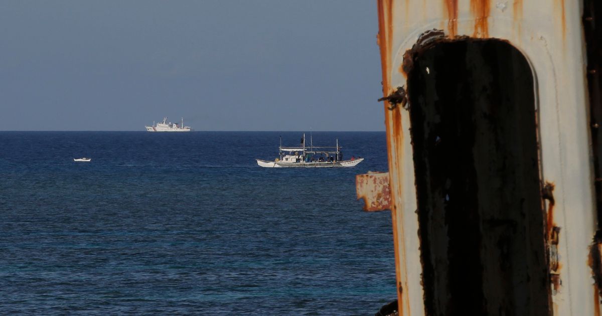 Ang mga Chinese Ship Jams Communications bilang mga pwersa ng Pilipino ay naghahatid ng mga gamit sa Pilipinas na sinakop ng Shoal