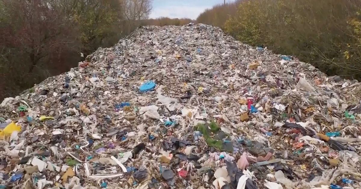 Mountain of illegally dumped trash near Oxford river causes outcry in England 