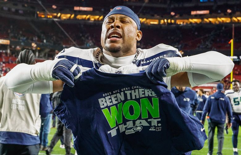 Uchenna Nwosu tira uma camiseta para os Seahawks vencerem o San Francisco, garantindo-lhes uma vaga na NFC. O Seattle Seahawks enfrentou o San Francisco 49ers no último jogo da temporada regular no sábado, 3 de janeiro de 2026, no Levi Stadium, em Santa Clara, CA. 232119