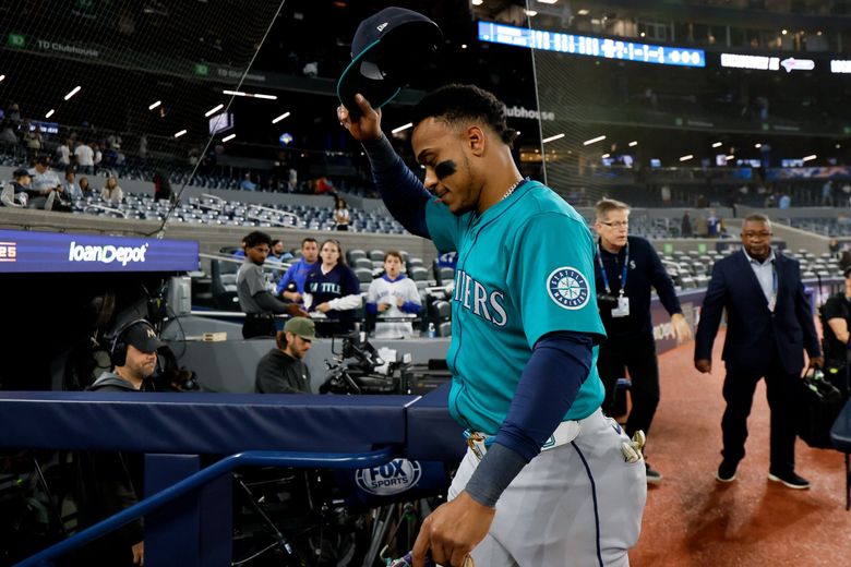 Seattle Mariners second baseman Jorge Polanco tips his cap to the crowd as he walks back into the clubhouse after a 10-3 win over the Toronto Blue Jays in game two of the ALCS Monday, Oct. 13, 2025 in Toronto. (Jennifer Buchanan / The Seattle Times)