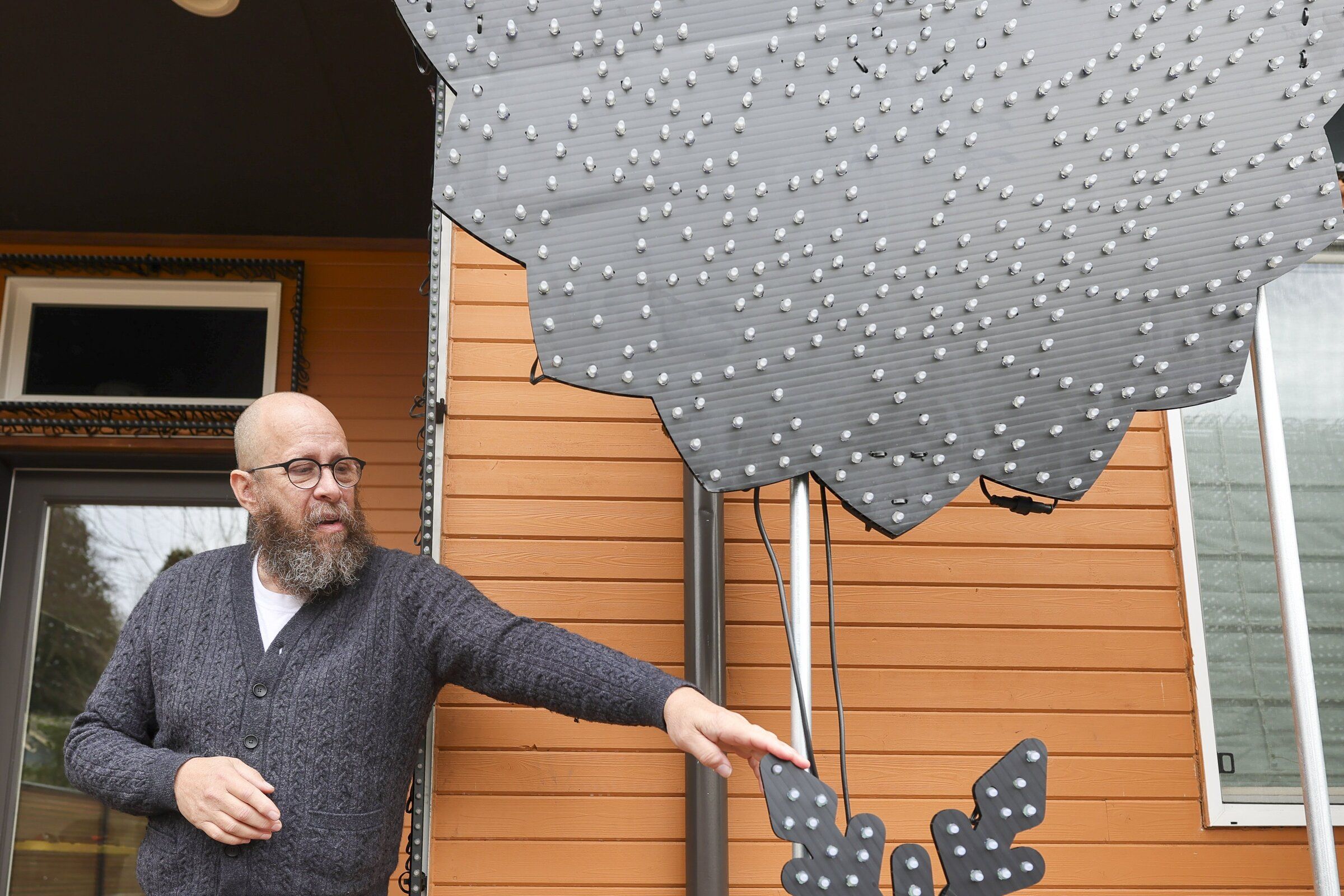 West Seattle's 4040 House debuts new holiday light show | The