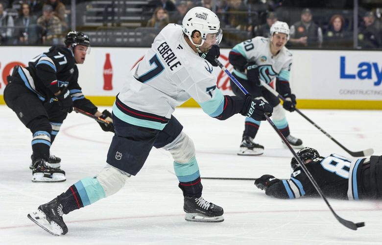 O ala direito do Seattle Kraken, Jordan Eberle (7), arremessa durante o segundo período do jogo da NHL contra o Utah Mammoth na sexta-feira, 12 de dezembro de 2025, no Delta Center em Salt Lake City.