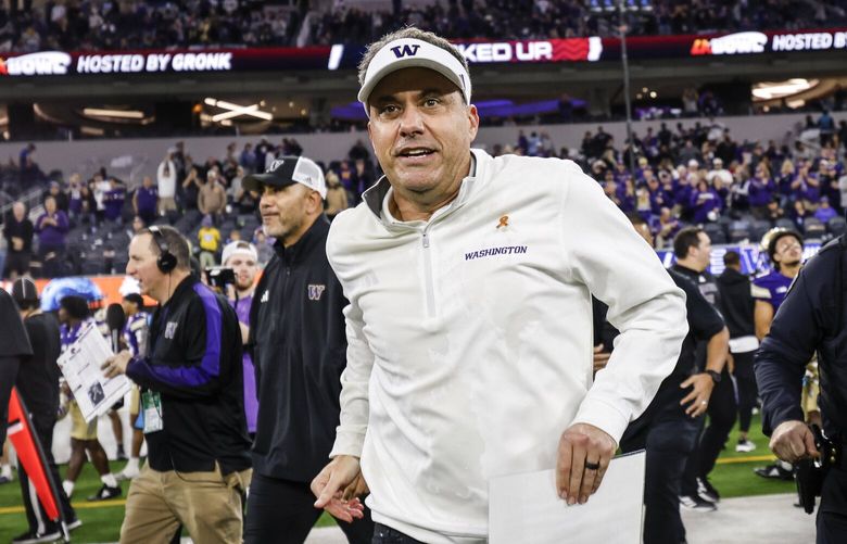Jedd Fisch entrou em campo depois que Washington derrotou Boise State por 38-10 no LA Bowl. O Boise State Broncos jogou contra o Washington Huskies no Bucked Up LA Bowl organizado por Gronk no SoFi Stadium em Inglewood, CA no sábado, 13 de dezembro de 2025. 232056