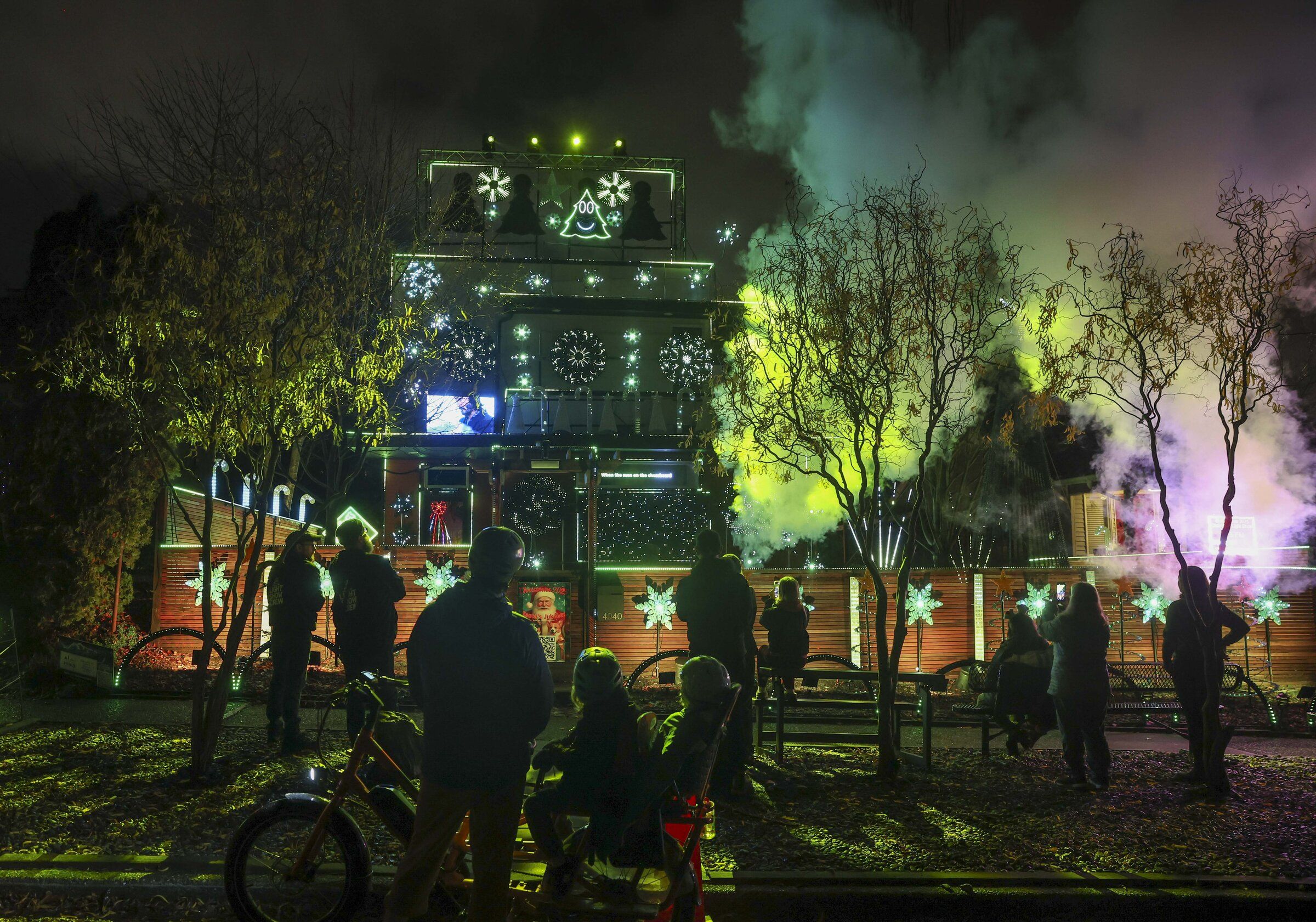 West Seattle's 4040 House debuts new holiday light show | The
