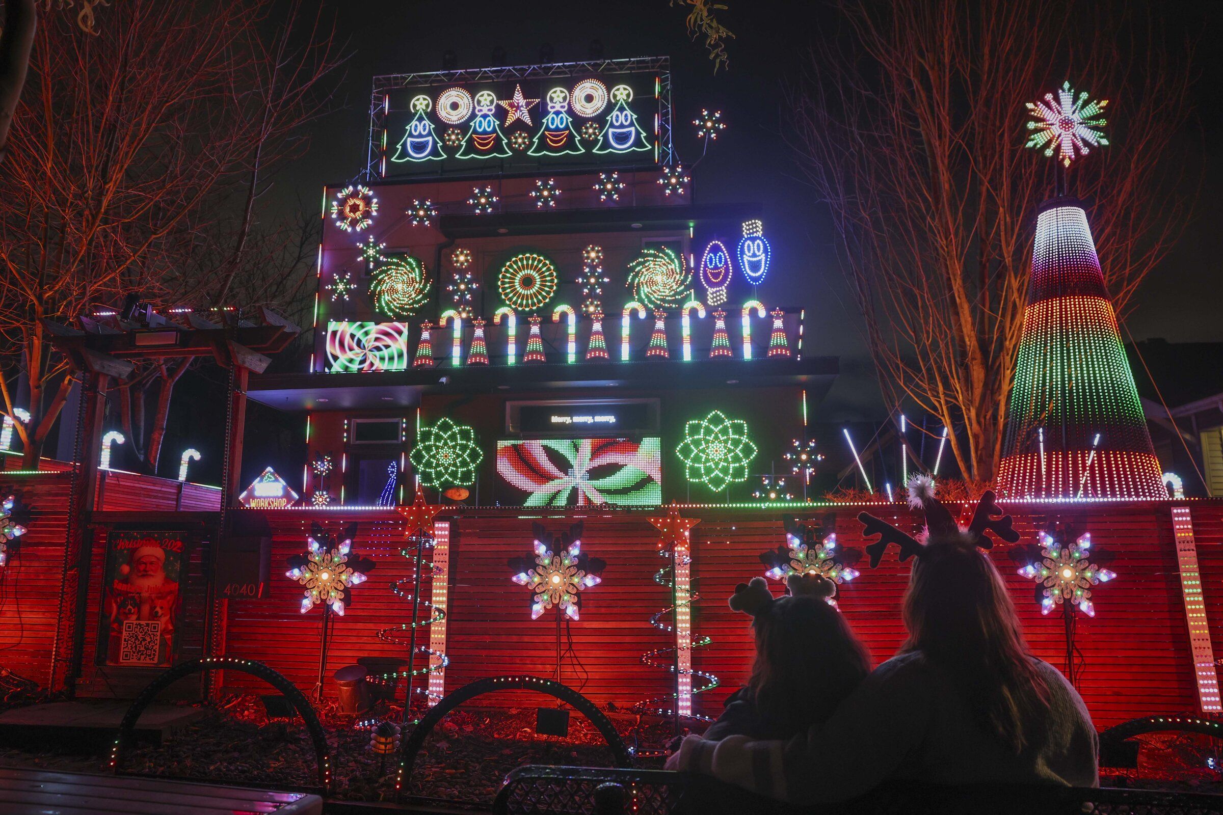 West Seattle's 4040 House debuts new holiday light show | The