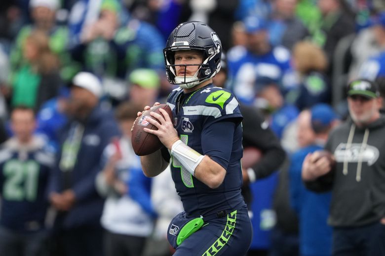 O quarterback do Seattle Seahawks, Sam Darnold, se aquece antes de um jogo de futebol americano da NFL contra o Indianapolis Colts no domingo, 14 de dezembro de 2025, em Seattle. (Foto AP/Lindsey Wasson)