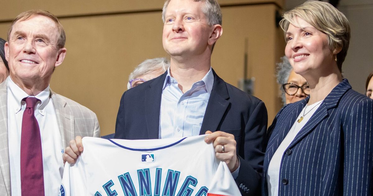 „Jeopardy!“-Moderator Ken Jennings bekräftigt seine Verbundenheit zu ...