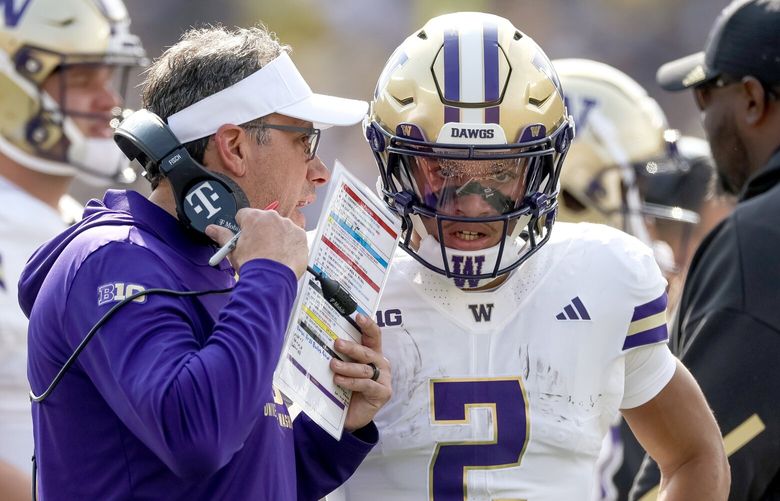 O técnico do Washington Huskies, Jedd Fisch, joga contra o quarterback Demond Williams Jr. durante um jogo de futebol americano universitário contra o Michigan Wolverines no sábado, 18 de outubro de 2025, em Ann Arbor, Michigan. Ele planeja ter uma zona vermelha com (2).