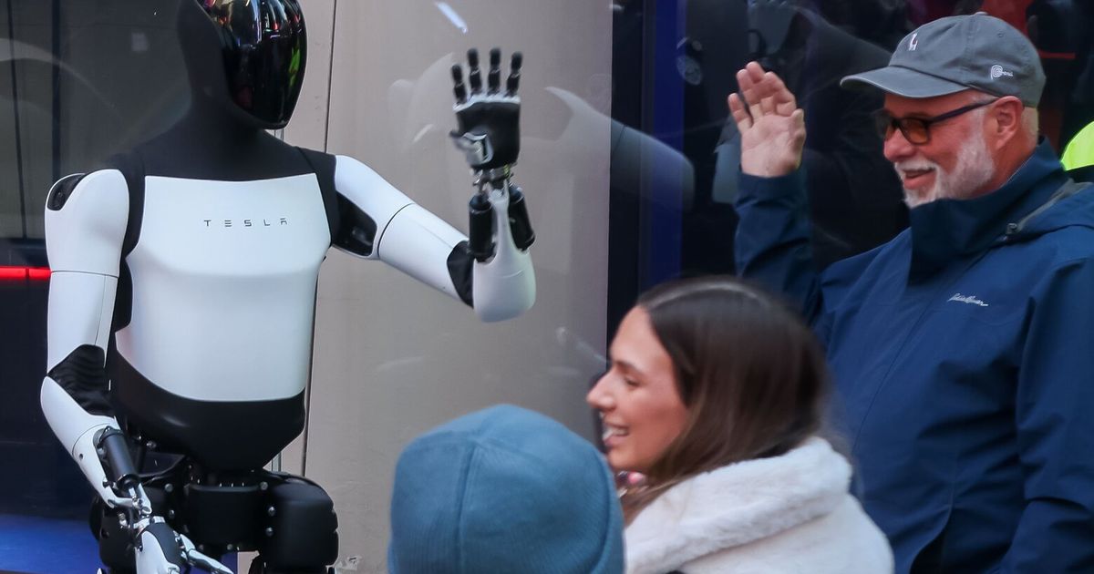 马斯克表示，特斯拉明年将向公众出售擎天柱机器人