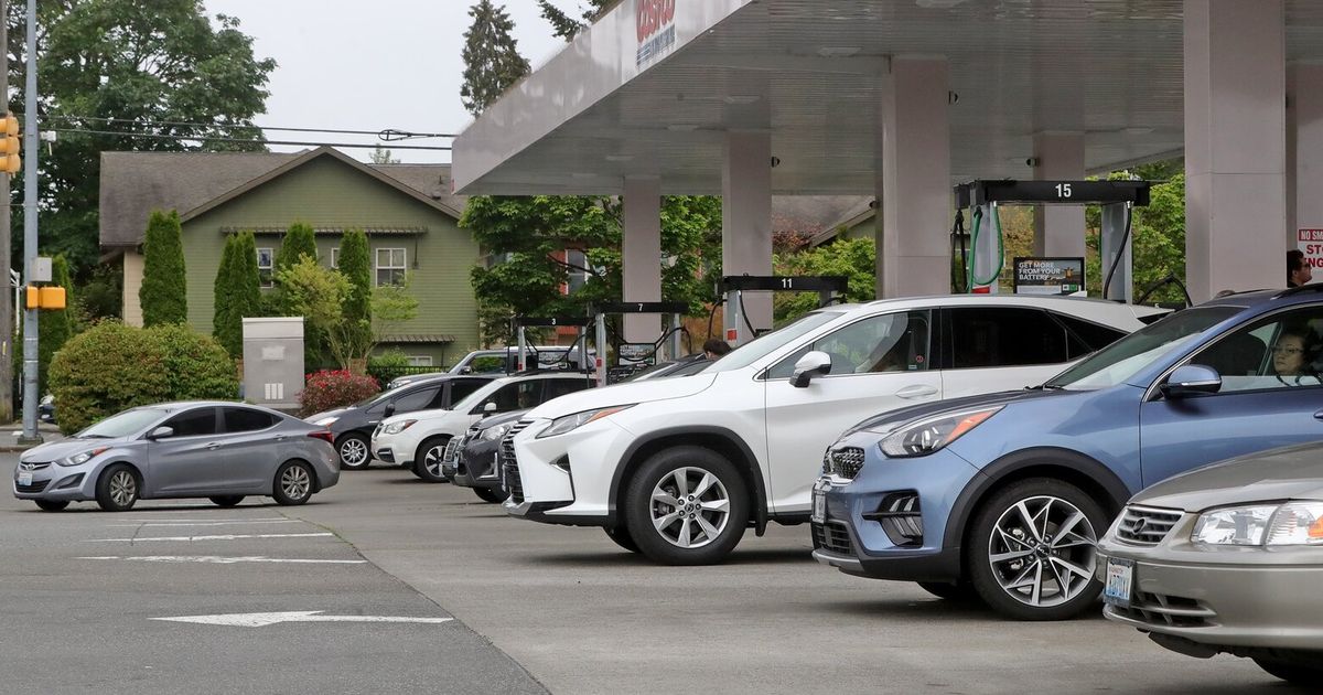 Gas prices remain below $3 nationally, $4 in WA
