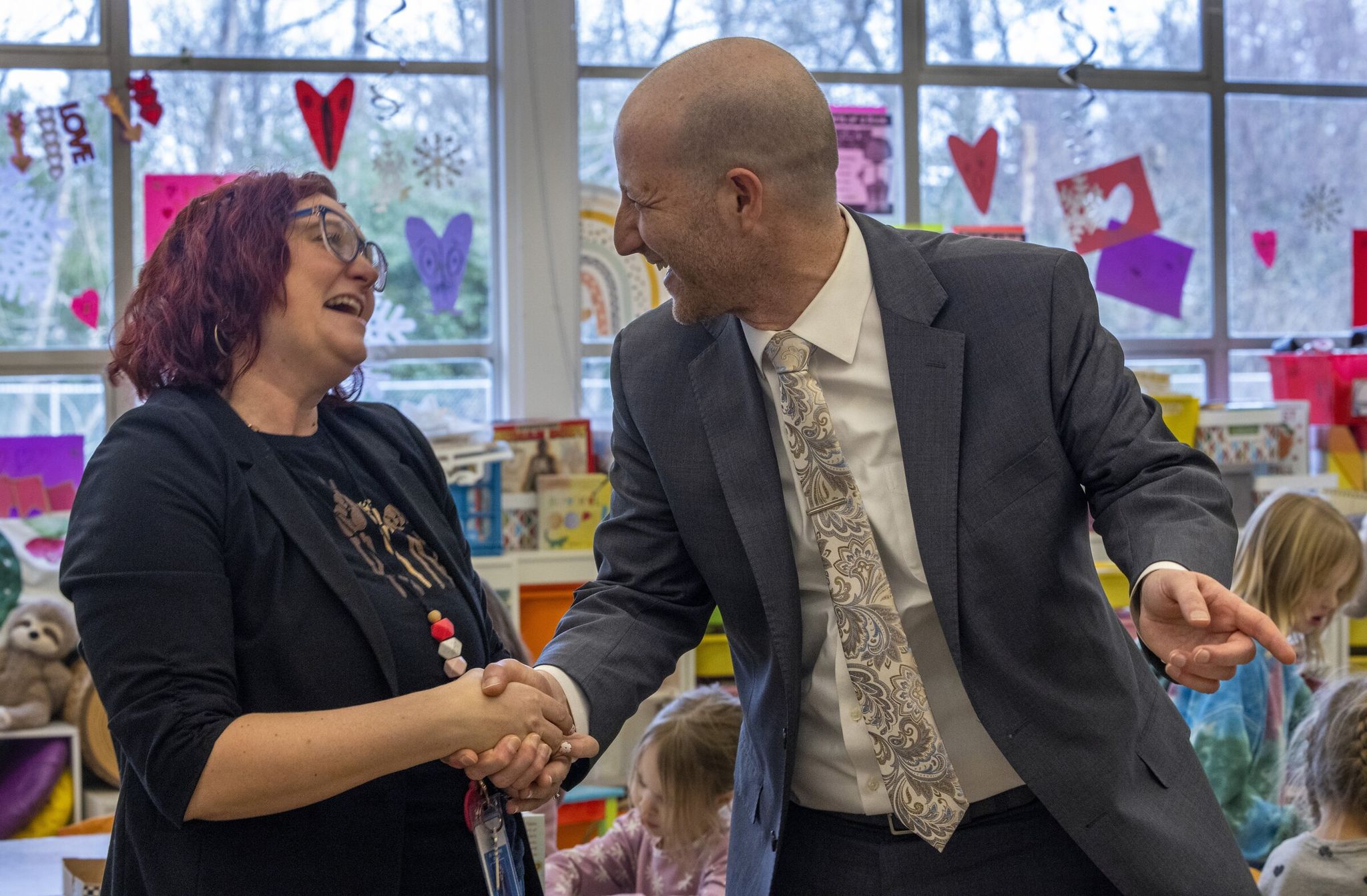Stevie Kramer, left, an art teacher at Alki Elementary at Schmitz Park, talks with Seattle Public Schools Superintendent Ben Schuldtner. (Ellen M. Banner / The Seattle Times)
