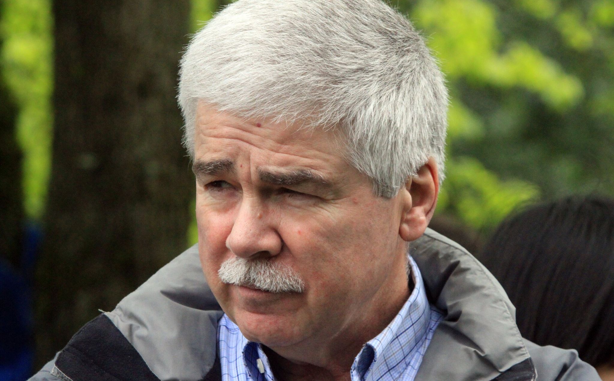 Dennis McLerran, former EPA Region 10 administrator, during Earth Day cleanup at Terminal 107 in West Seattle. (Alan Berner / The Seattle Times, 2014)