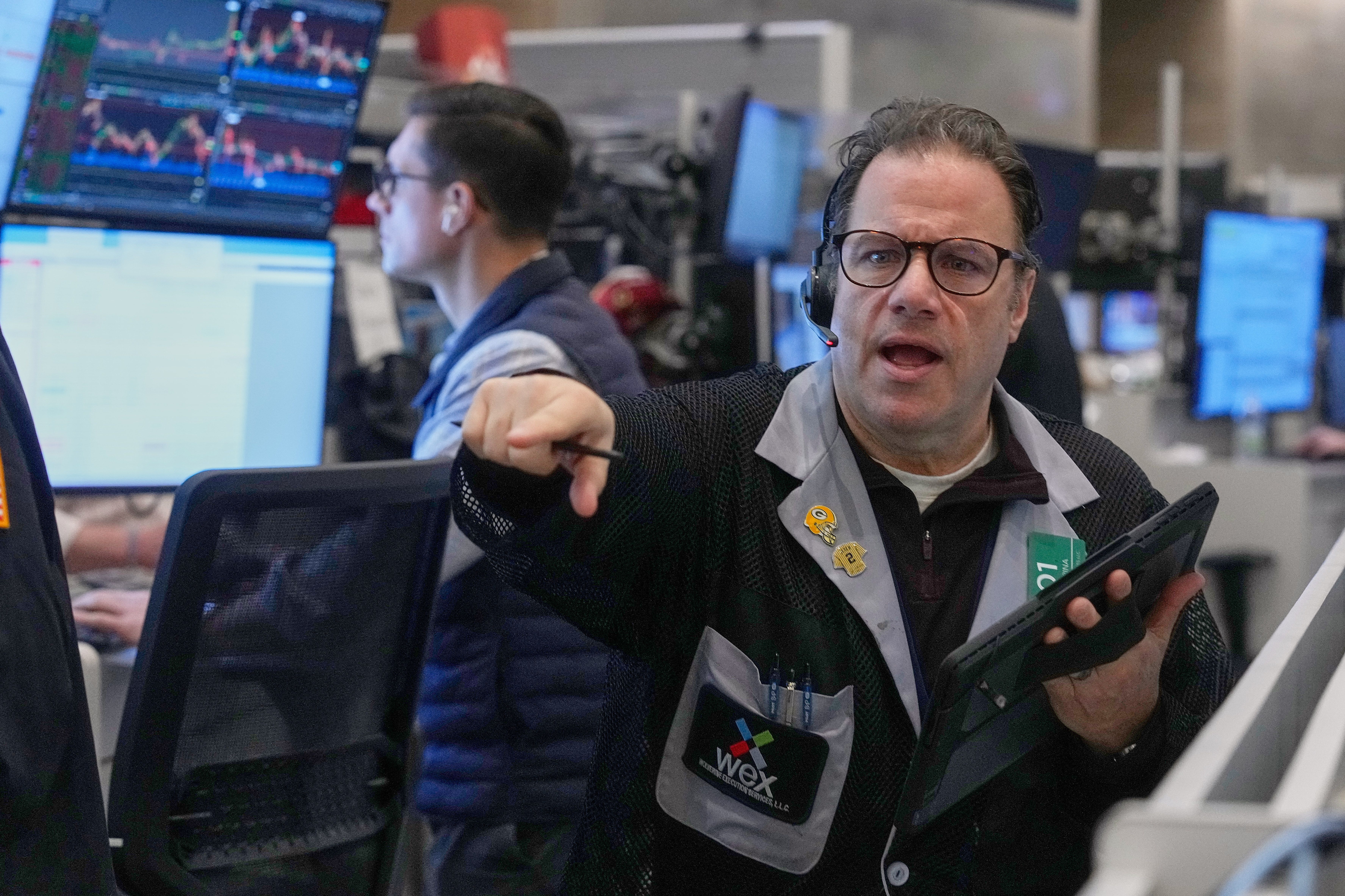 US stocks edge higher after swinging through worries about AI and