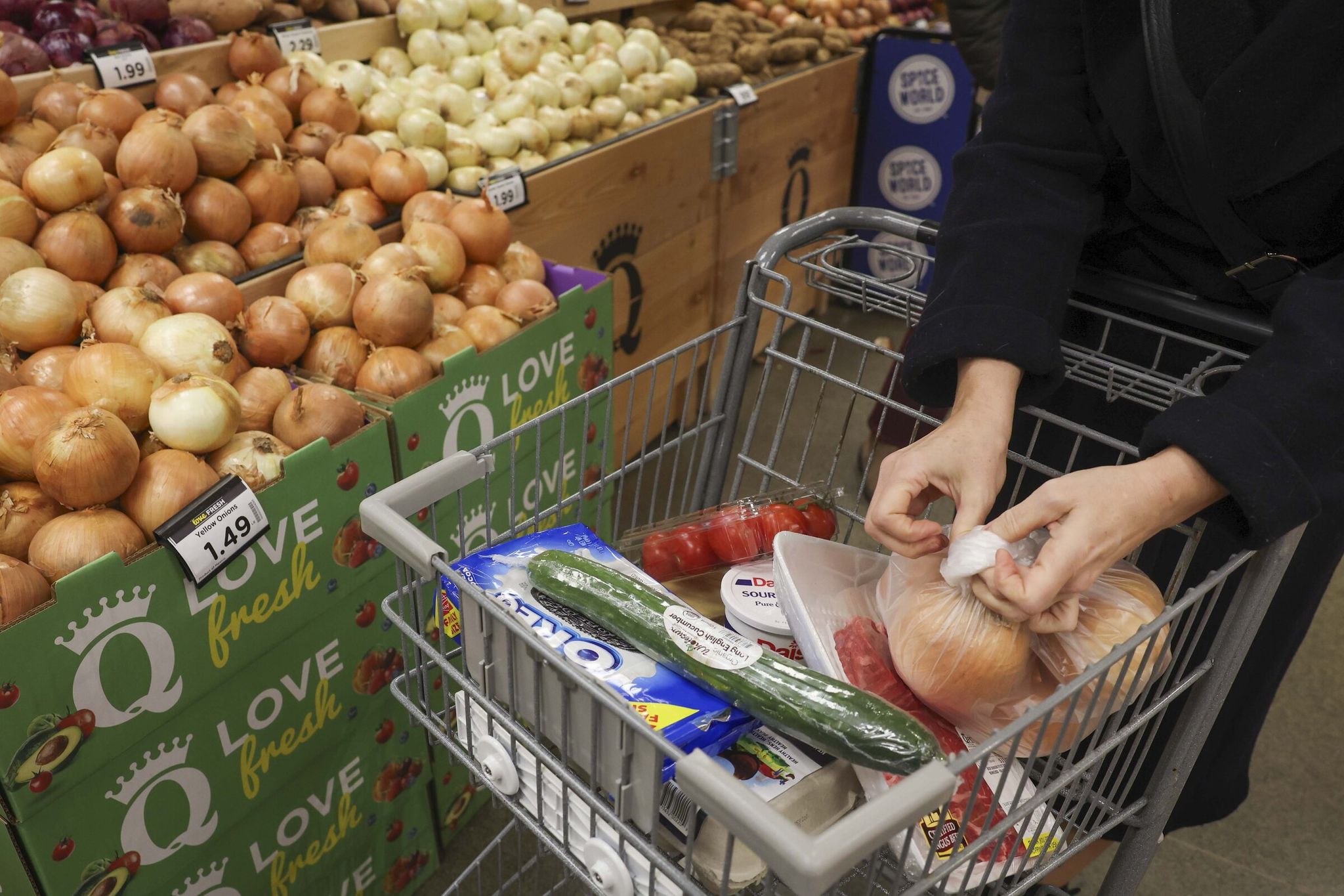 A woman shopping for groceries at QFC in Tacoma. (Ivy Ceballo / The Seattle Times, 2025)