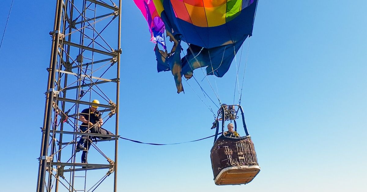 Harrowing rescue at 900 feet after hot air balloon strikes Texas tower ...