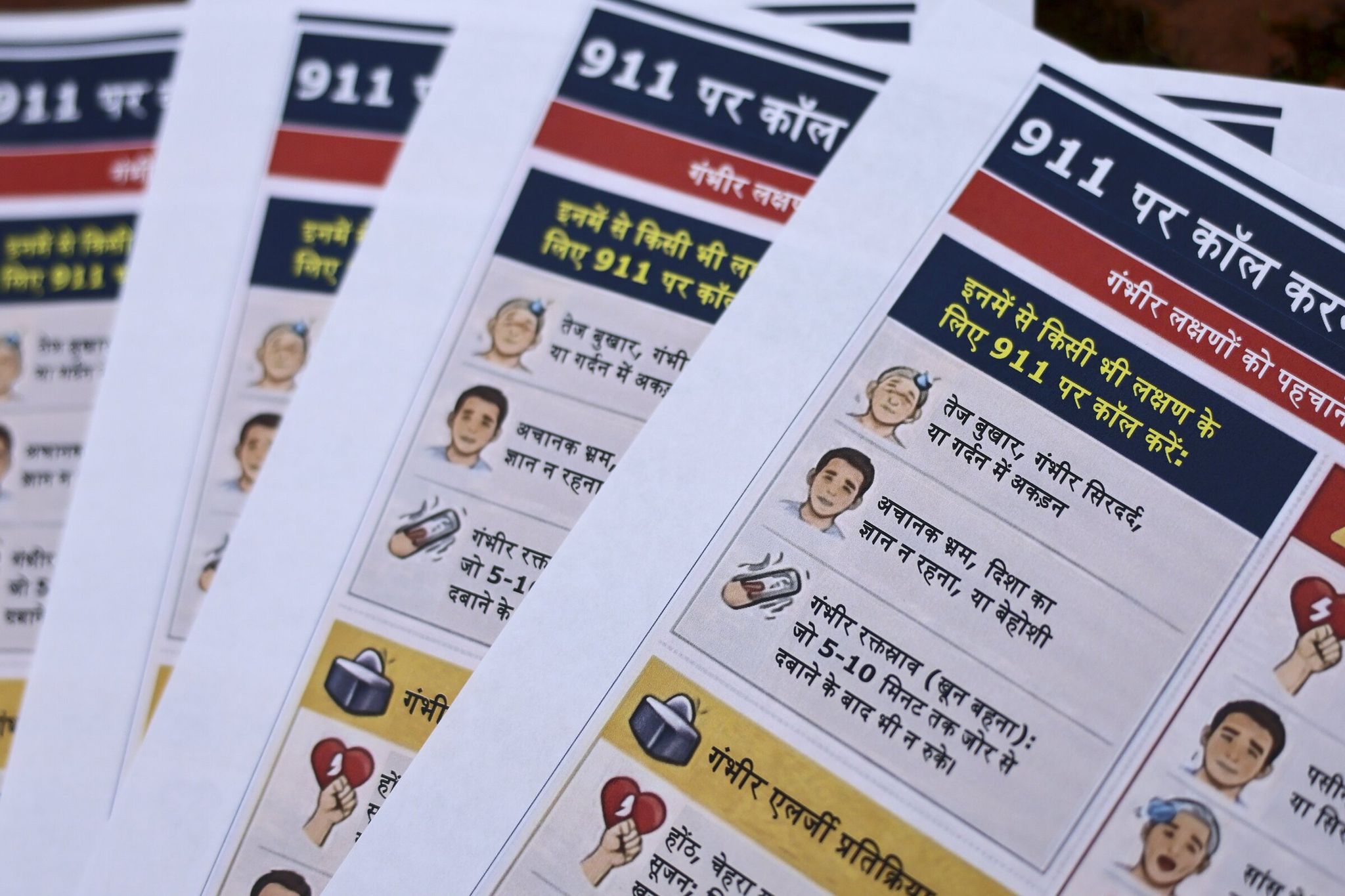 Литература, созданная Адитья Десай, 16 лет, и Аарав Десай, 13 лет, предназначена для обучения пожилых иммигрантов тому, как пользоваться экстренными службами. (Кевин Кларк / The Seattle Times)