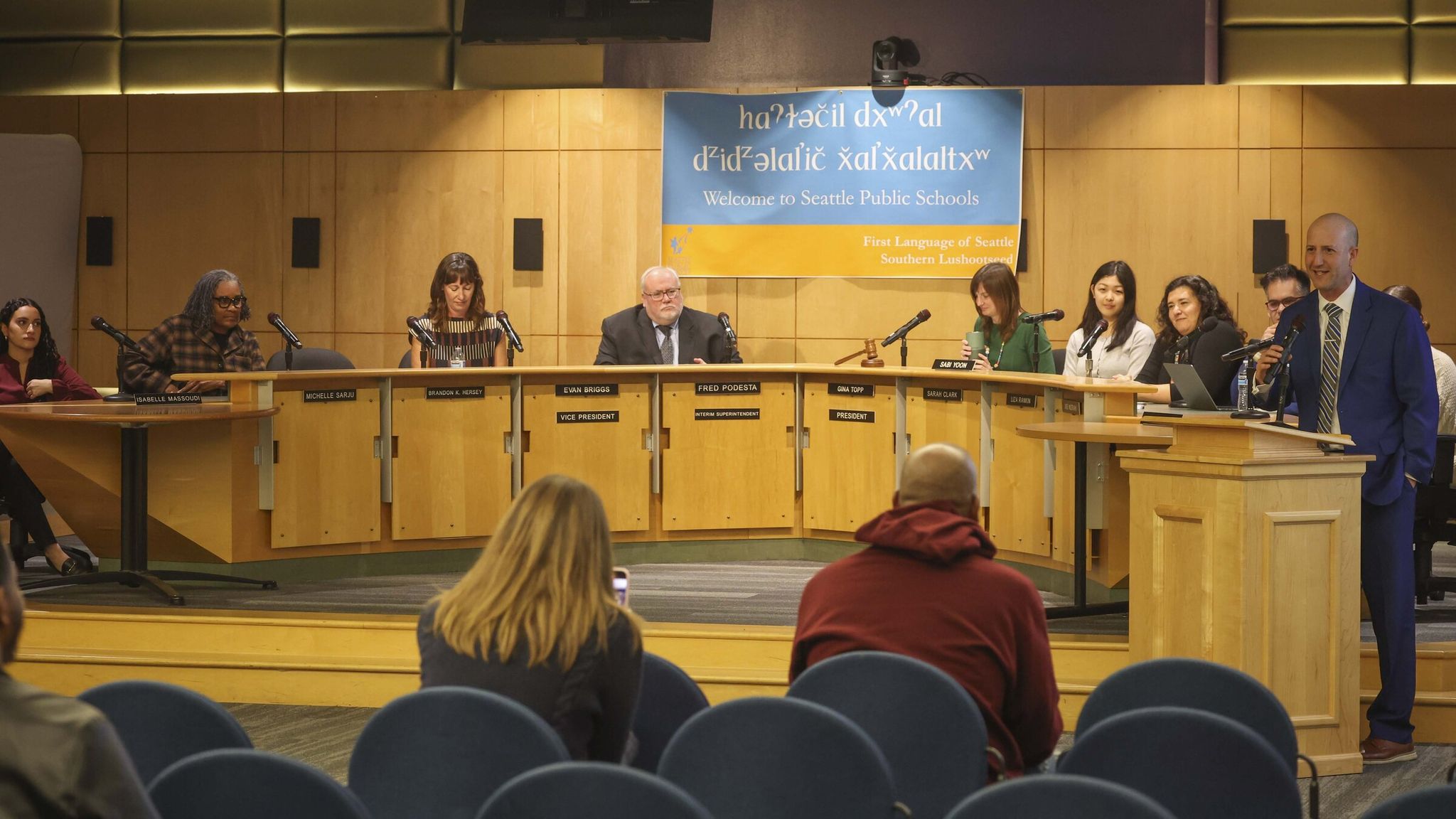 Новый суперинтендант общественных школ Сиэтла Бенджамин Шулдинер (крайний справа) на заседании школьного совета Сиэтла в ноябре. Он работает над новыми целями округа и рамками, которые могут включать стабильность бюджета, удовлетворённость семей, безопасность и охрану, посещаемость и хроническую неявку, а также внеклассные мероприятия. (Айви Себалло / The Seattle Times)