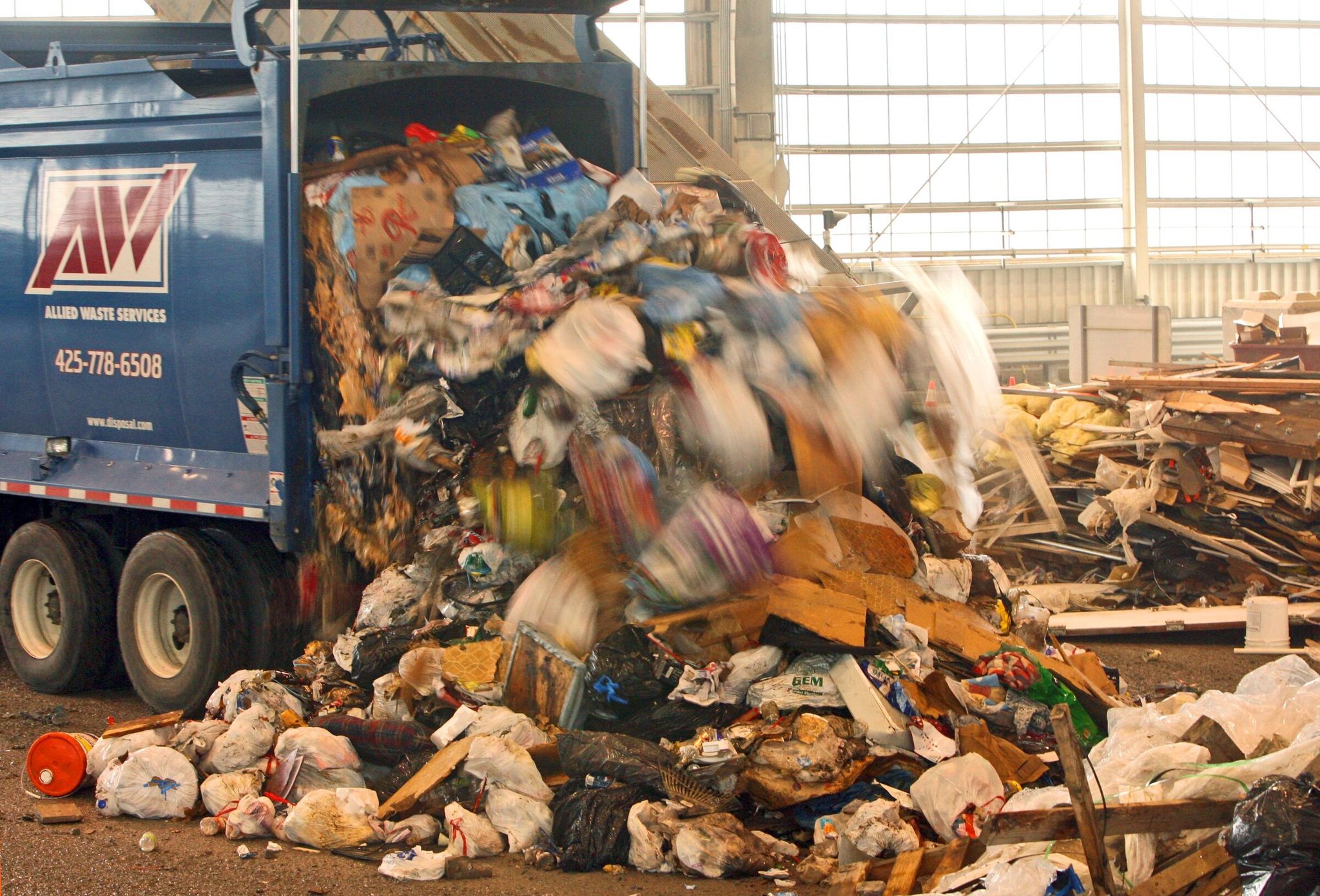 Станция переработки и перегрузки Airport Road обслуживает округ Снохомиш на Минитмен-драйв в южном Эверетте. Грузовик Allied Waste выгружает партию бытового мусора на перегрузочной станции. 
(Майк Сигел / The Seattle Times, 2008)
