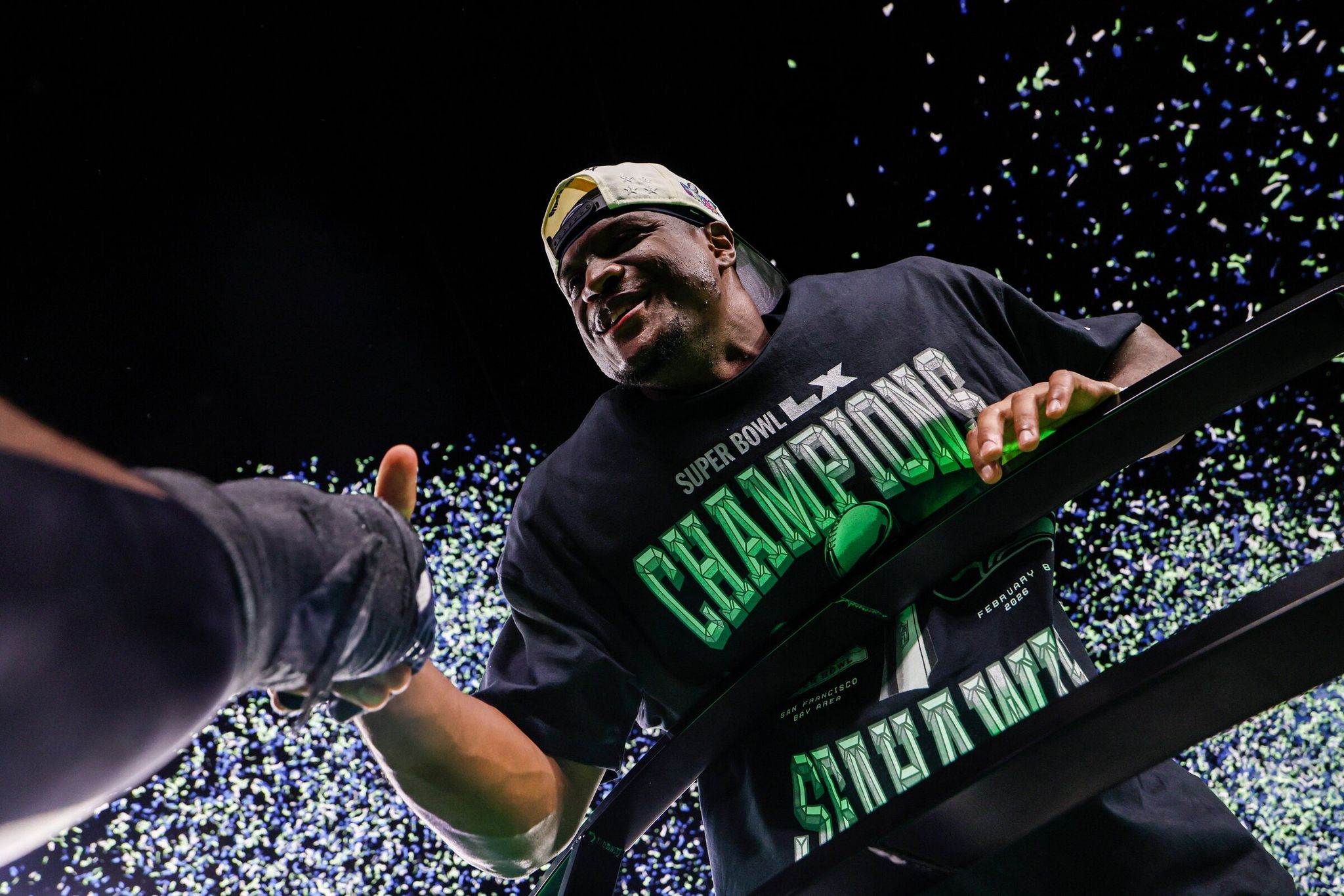 Раннингбек «Сихокс» Кеннет Уокер III празднует победу и получение награды MVP после Суперкубка LX в прошлом месяце. (Дженнифер Бьюкенэн / The Seattle Times)