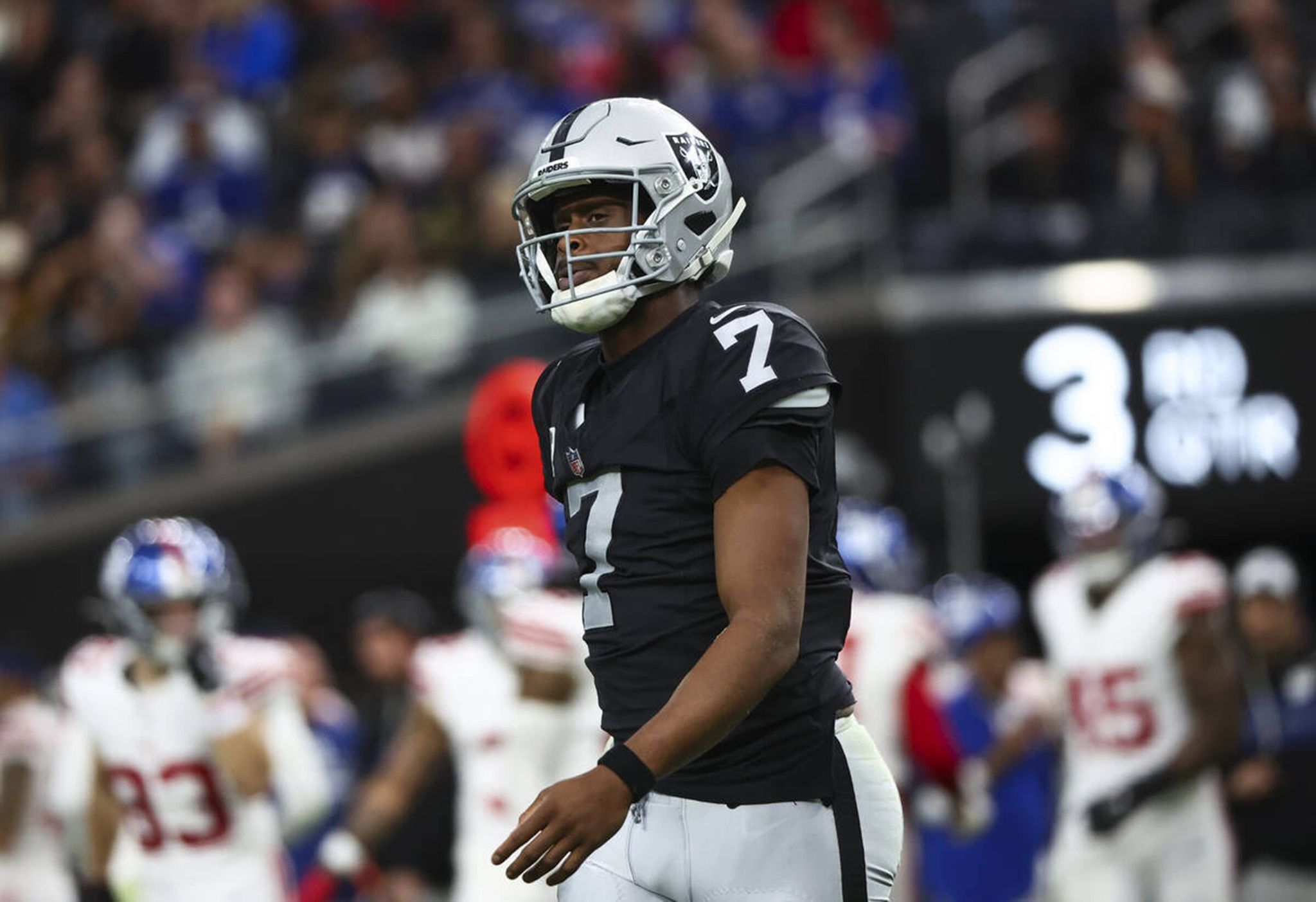 Бывший квотербек «Рейдерс» Джено Смит наблюдает после того, как его сэковали игроки «Джайентс» в декабрьском матче. (Чейз Стивенс / TNS)