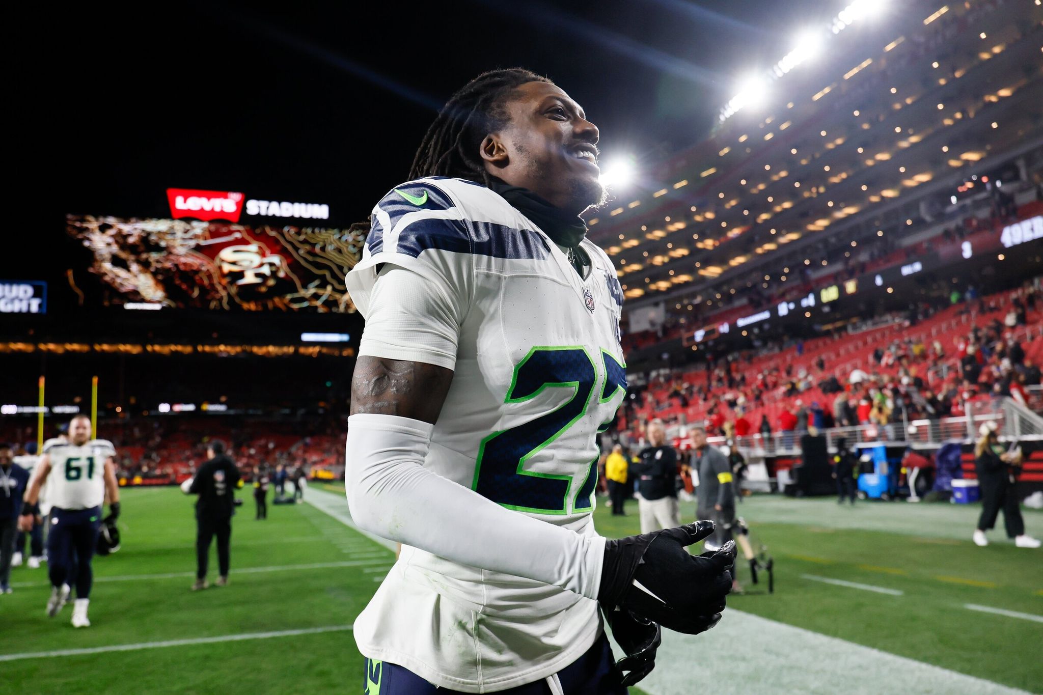 Корнербек «Сихокс» Рик Вулен уходит с поля после победы над «49ers» со счётом 13:3, завершив регулярный сезон. (Дженнифер Бьюкенан / The Seattle Times)