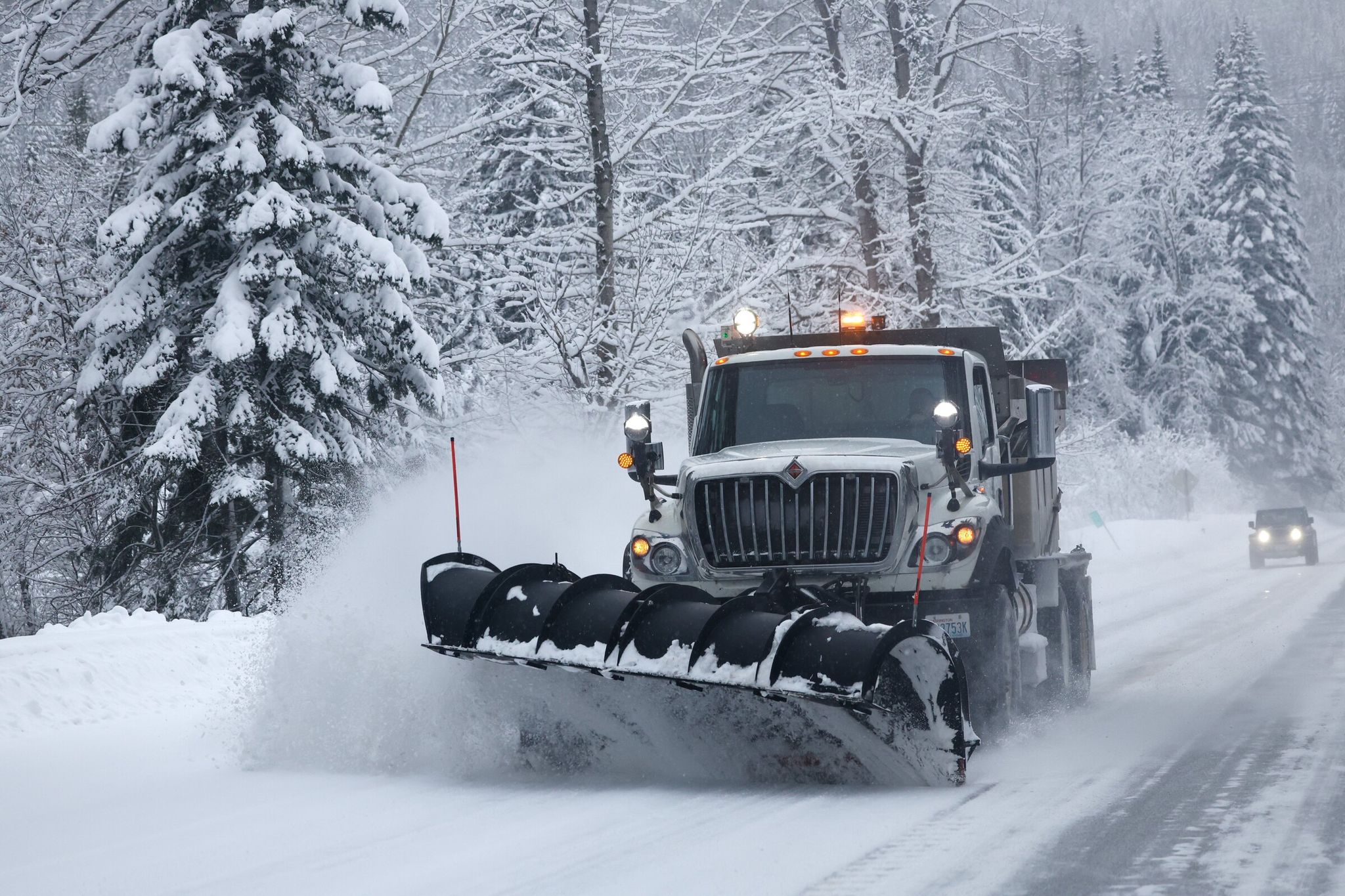 Снегоуборочная машина очищает шоссе 2, ведущую на запад к горнолыжному курорту Стивенс-Пасс, в январе. (Карен Дьюси / The Seattle Times)
