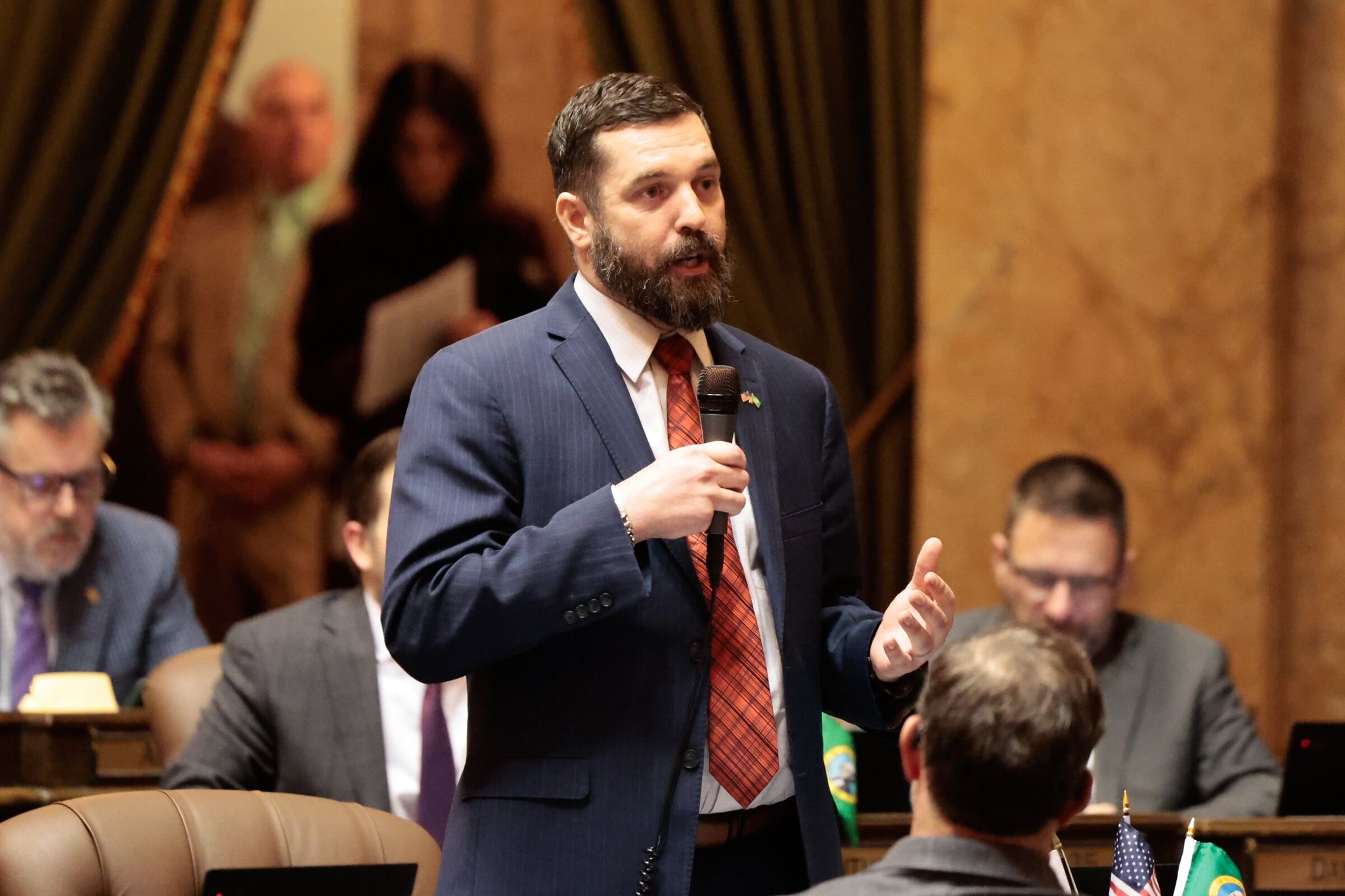 Представитель Мэтт Маршалл выступает во время дебатов в Палате представителей по «налогу на миллионеров» в здании Капитолия штата в Олимпии во вторник, 10 марта 2026 года. (Карен Дюси / The Seattle Times)