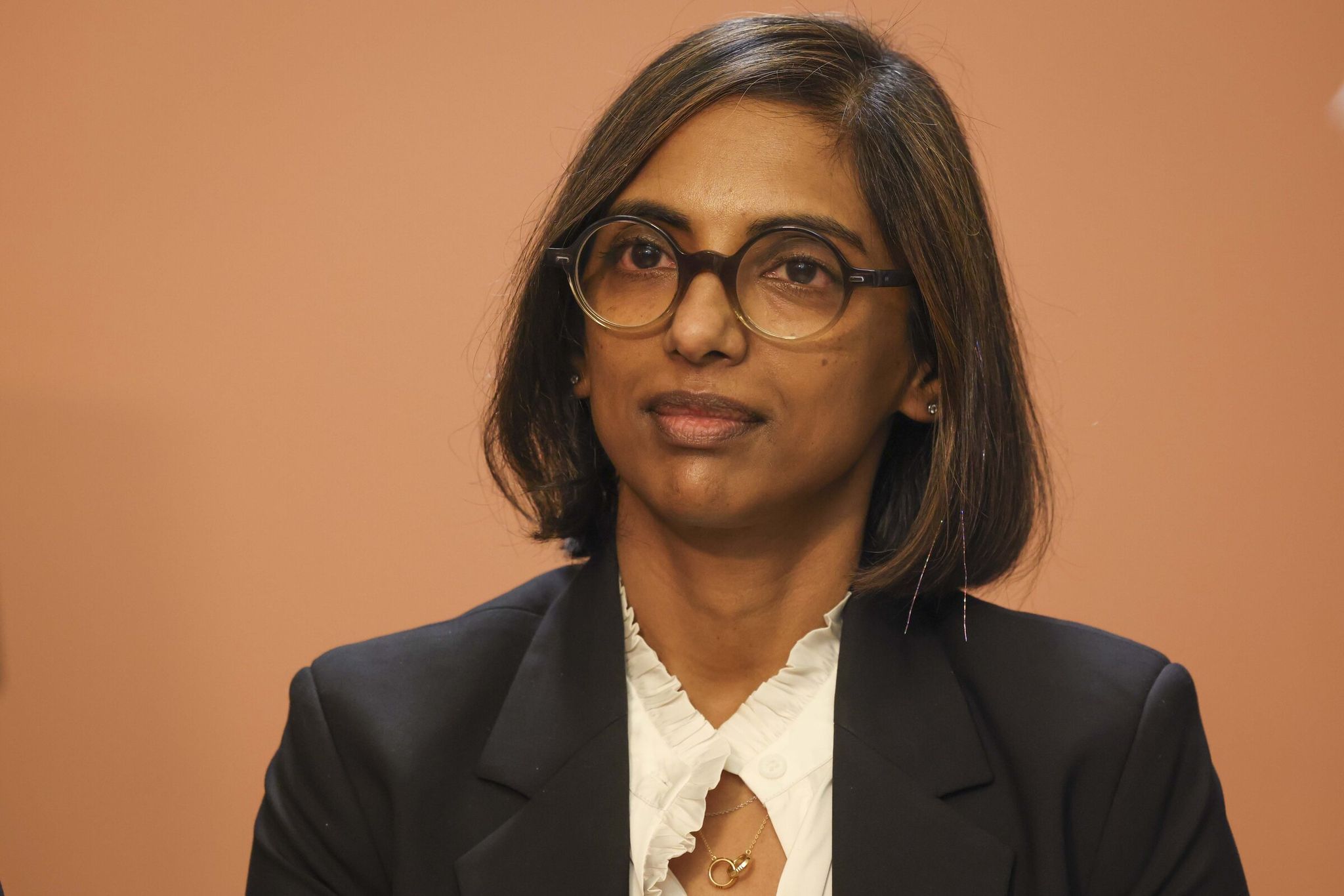 Доктор Shireesha Dhanireddy, практикующая в Harborview Medical Center и являющаяся заместителем главного врача и профессором медицины, аллергии и инфекционных заболеваний, наблюдает во время пресс-конференции в среду в лаборатории Harborview. (Ivy Ceballo / The Seattle Times)