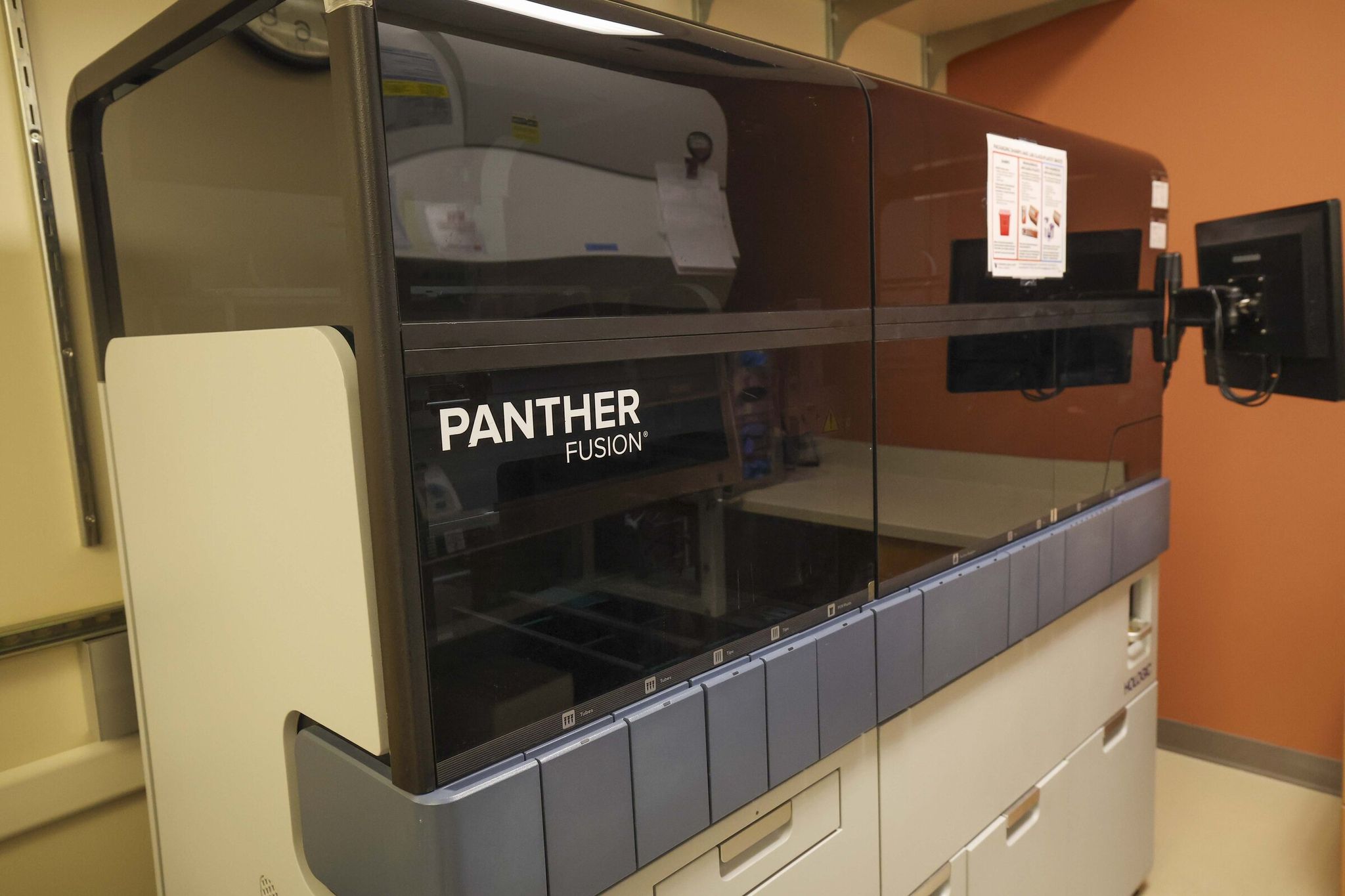 Устройство Hologic Panther Fusion в лаборатории UW Medicine может анализировать различные инфекционные заболевания и увеличит возможности штата по быстрому получению результатов тестов. (Ivy Ceballo / The Seattle Times)