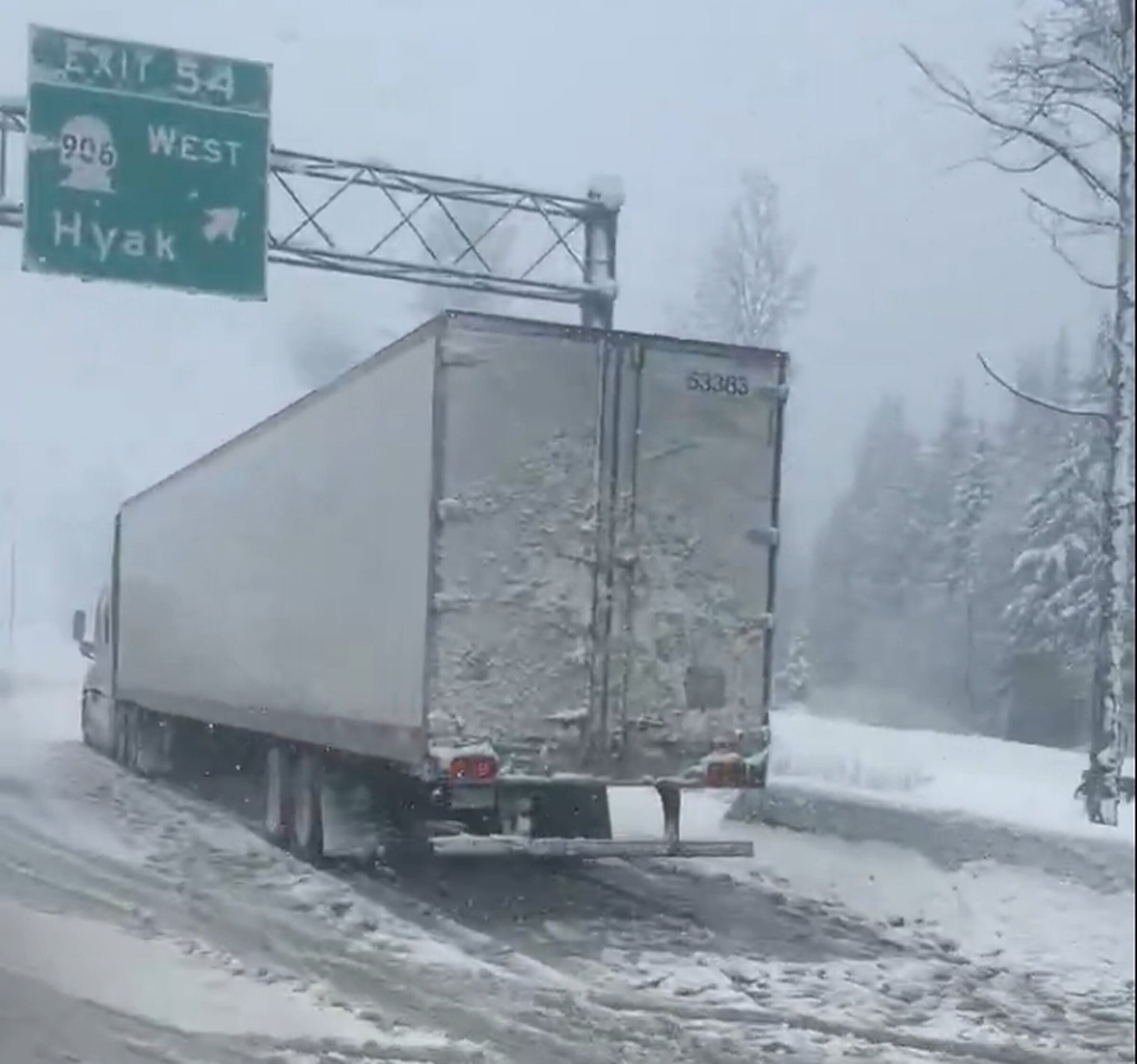 Межштатная автомагистраль I-90 была закрыта к востоку от Норт-Бенда в среду, 11 марта 2026 года, поскольку снег на перевале Сноквалми вызвал аварии и заносы. (WSDOT)