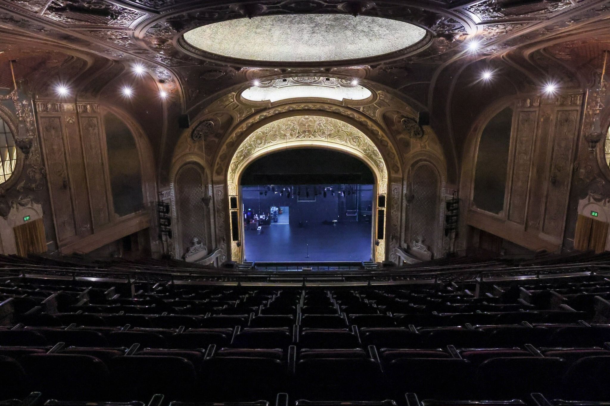 Зал Paramount Theatre в центре Сиэтла. Seattle Theatre Group, которая владеет и управляет этим заведением, сообщает, что оболочка здания требует стабилизации, а его куполу нужно восстановление штукатурки. (Кевин Кларк / The Seattle Times, 2023)