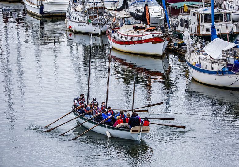 Students at Maritime High School row a boat on the Duwamish Waterway in Seattle. (Daniel Kim / The Seattle Times, 2021)
