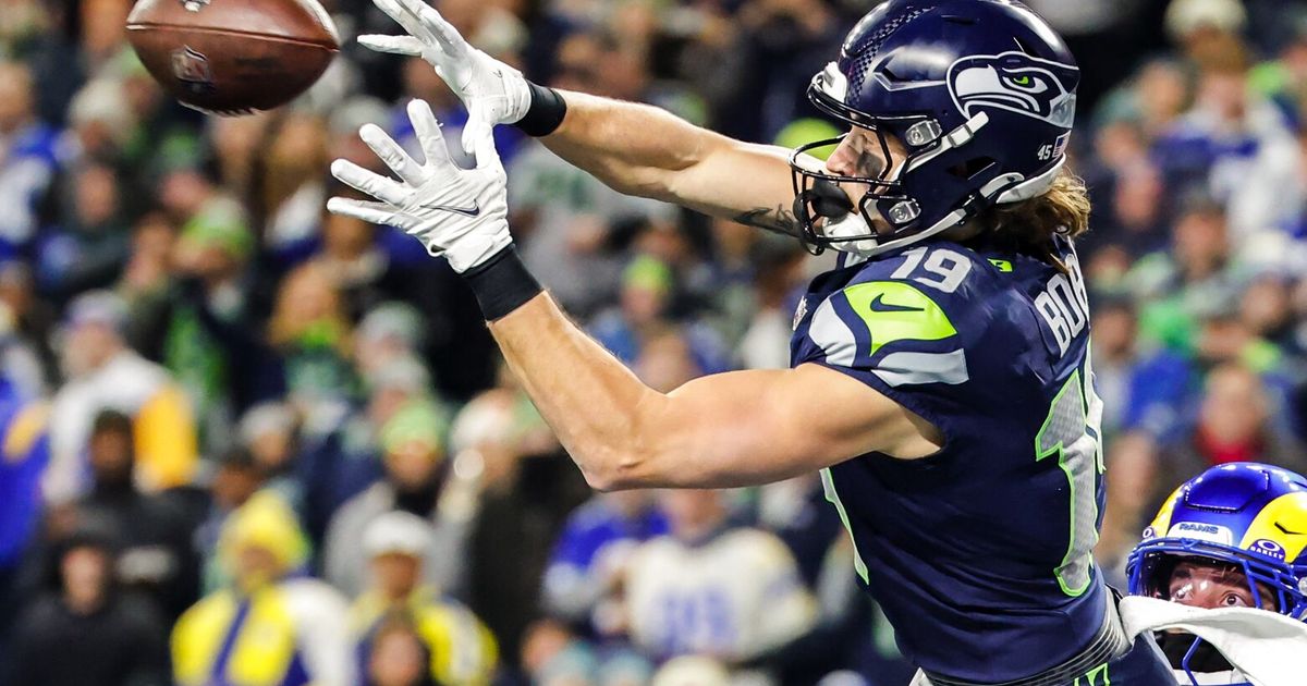 The Seahawks matched an offer sheet for Jake Bobo, keeping the popular player in Seattle for two more seasons.