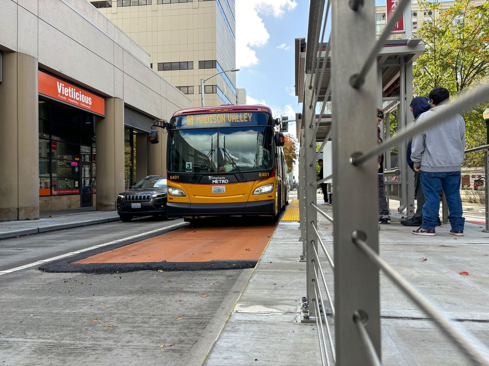 In October 2024 on E. Madison Street at 12th Avenue, on the RapidRide G Line eastbound, steel plates are visible. The plates were installed to slightly raise buses and improve wheelchair access at this and two other platforms that were built at the wrong height. (Nicholas Deshais / The Seattle Times)