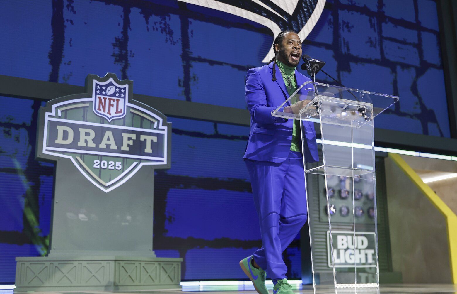 Ричард Шерман находится на сцене во второй день драфта НФЛ, в пятницу, 25 апреля 2025 года, в Грин-Бей, штат Висконсин. (Адам Хангер/AP Content Services для НФЛ) NYOTK