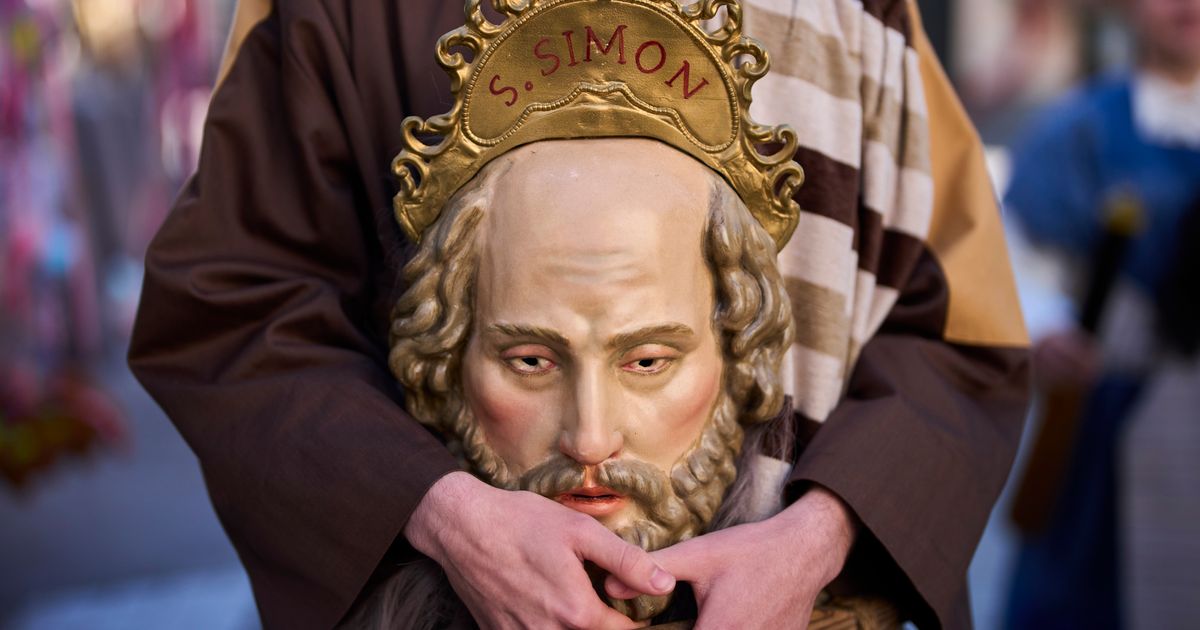 Spain begins Holy Week with processions, palm branches and familiar faces