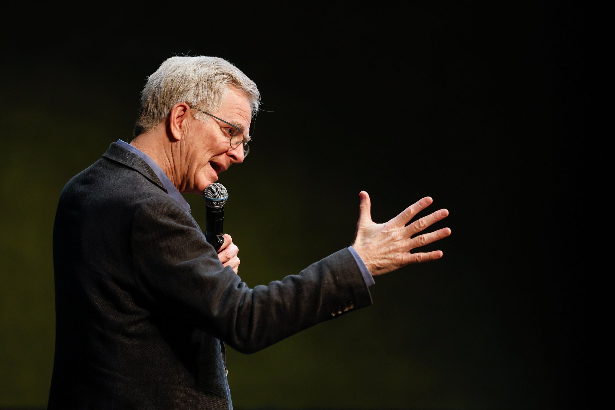 Rick Steves speaks at a presentation at the Edmonds Center for the Arts last year. Steves recently weighed in on Washington state’s new high-income tax. (Jennifer Buchanan / The Seattle Times, 2025)