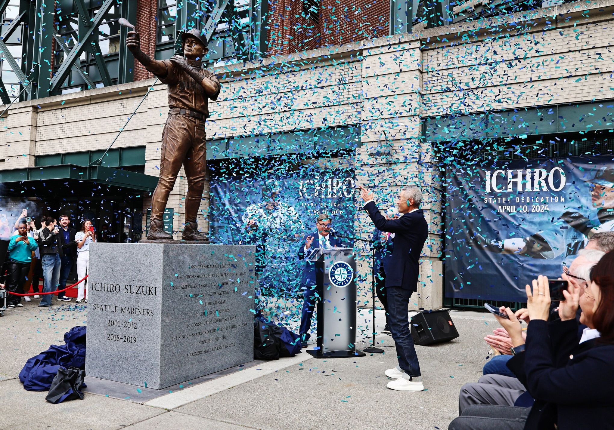 Mariners unveil broken Ichiro statue outside of T-Mobile Park | The Seattle Times