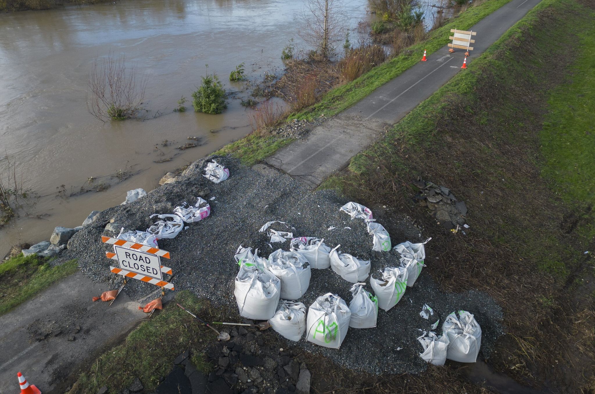 A temorary repair to the levee in Tukwila along the Green River in December. (Ellen M. Banner / The Seattle Times, 2025)