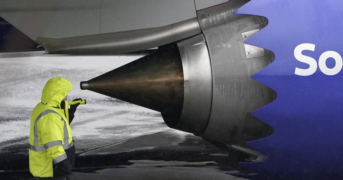 The FAA should do more to address safety risks from an engine feature on Boeing’s 737 MAX that has twice filled planes with smoke, a government watchdog said.