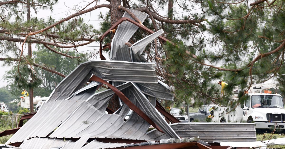 Fast-moving storms batter the Midwest, flooding streets and stranding commuters