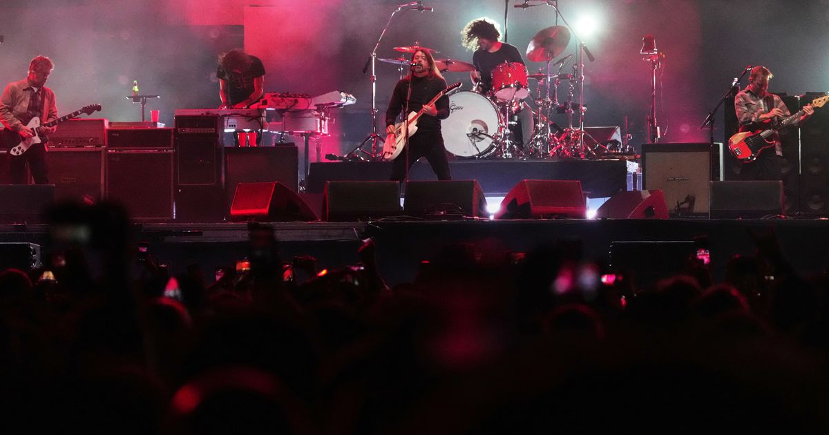 Foo Fighters bring their stadium show to a modest NYC venue. Inside the exclusive, surprise concert