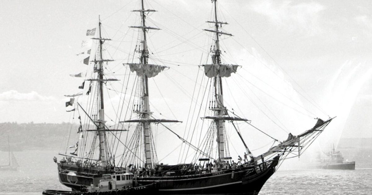 A movie prop sailed into Seattle to cheers in 1962
