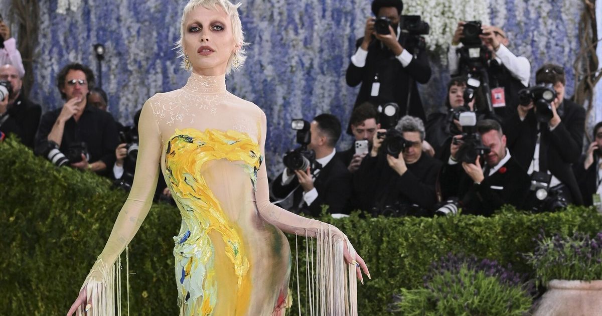 Emma Chamberlain wears custom-painted Mugler gown at the Met Gala
